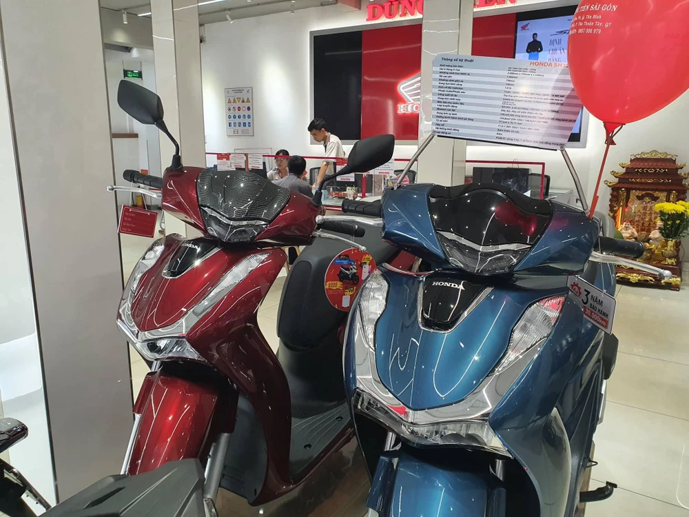 Để đổ đầy bình xăng, chủ xe phải bỏ ra số tiền gần 250.000 đồng. Ảnh: TN Để đổ đầy bình xăng, chủ xe phải bỏ ra số tiền gần 250.000 đồng. Ảnh: TN