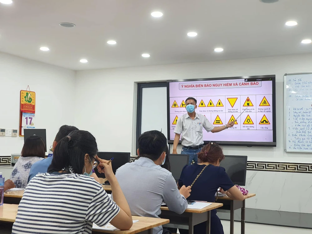 Chưa có tiền mua ô tô có nên đi học bằng lái xe?. Ảnh: TN Chưa có tiền mua ô tô có nên đi học bằng lái xe?. Ảnh: TN