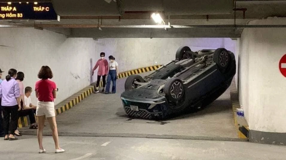 Hình ảnh bị lật xe khi xuống hầm đỗ xe được chia sẻ những ngày qua. Ảnh: MXH