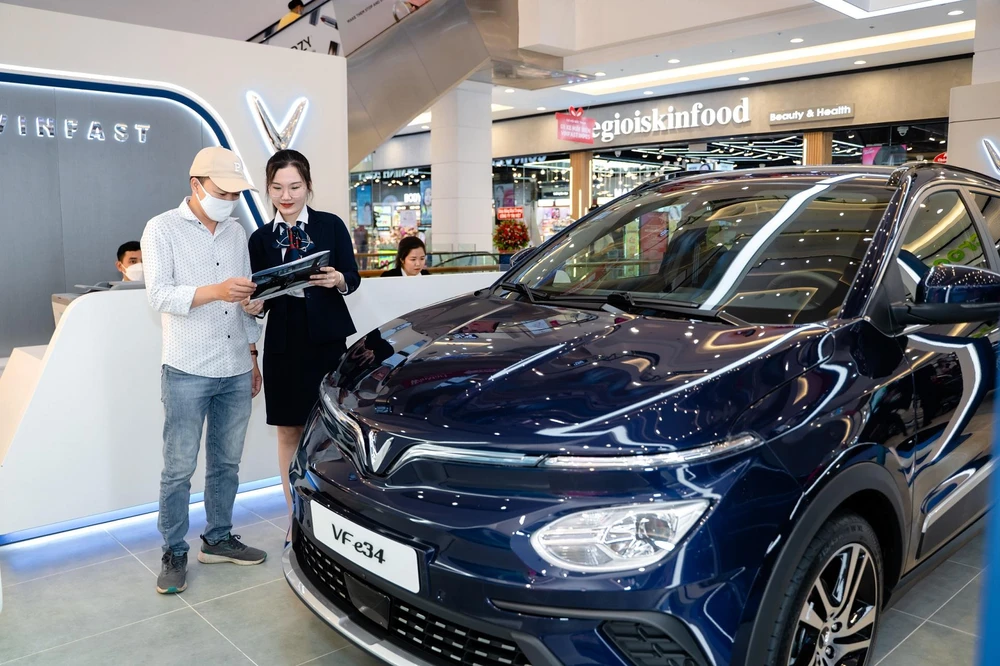 Khách hàng đặc biệt quan tâm đến sản phẩm ô tô điện VinFast VF e34. Khách hàng đặc biệt quan tâm đến sản phẩm ô tô điện VinFast VF e34.