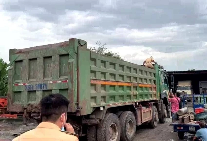 Xe "hổ vồ" cơi nới được lực lượng CSGT đưa về trụ sở. Ảnh: TỰ SANG