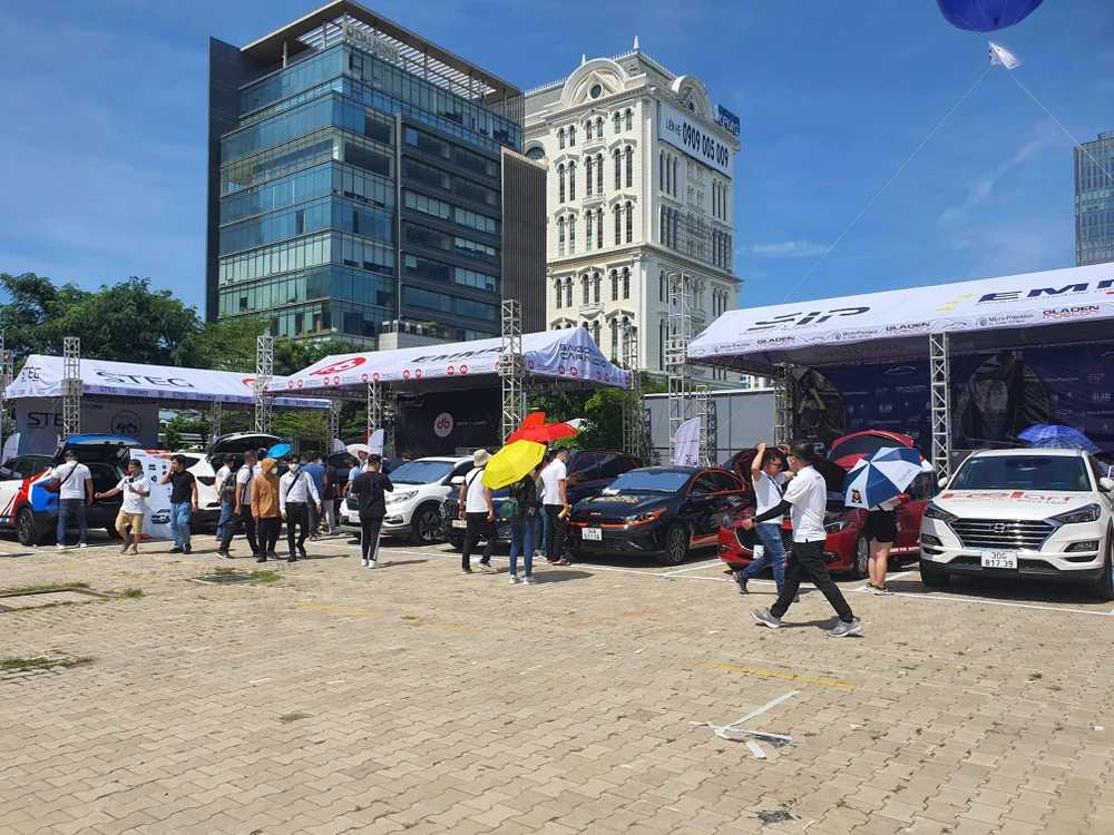 Bất chấp cái nắng của thời tiết, nhiều người đam mê âm thanh và xe cộ đã đến để chiêm ngưỡng âm thanh xe hơi.