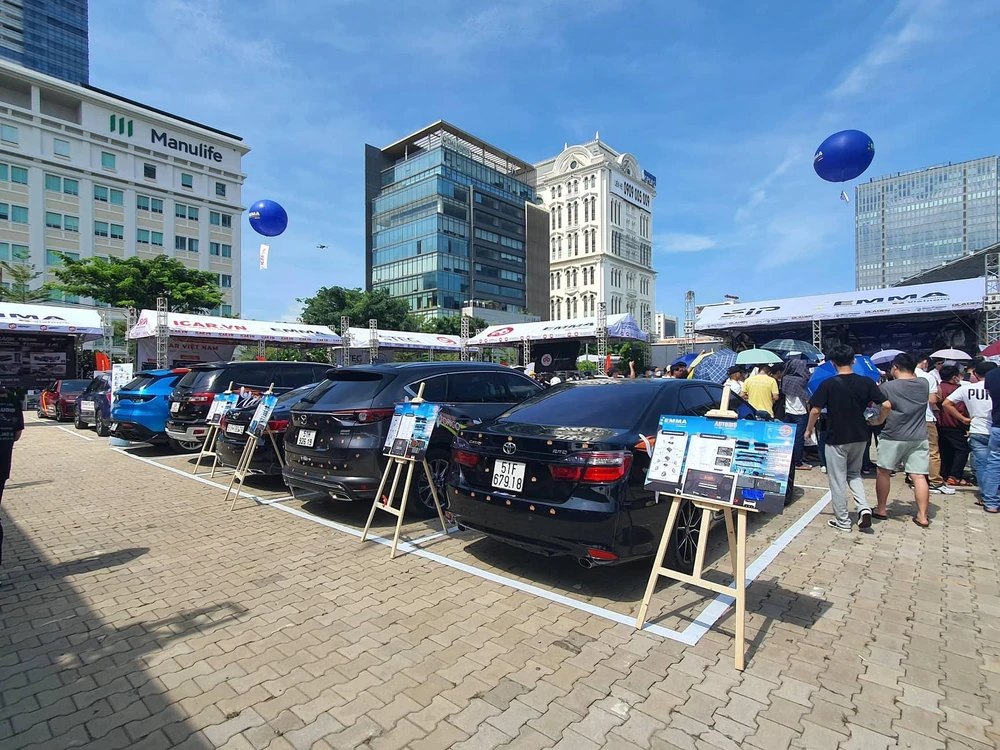 Những chiếc xe đã được nâng cấp âm thanh để "chờ" tới lượt thi đấu.