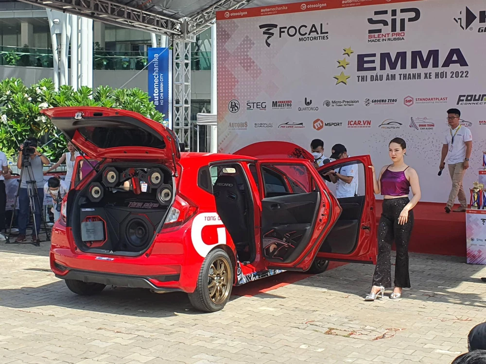 Dàn âm thanh trên xe được mang đi thi đấu đã được các chuyên gia trau chuốt, tỉ mỉ.