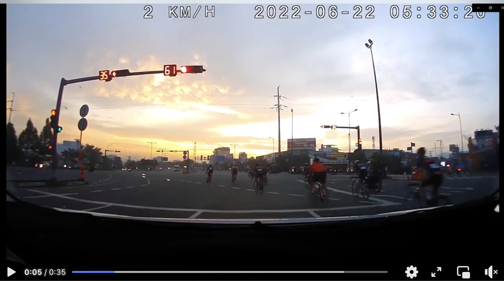 Hình ảnh đoàn người đi xe đạp vượt đèn đỏ khiến nhiều người bức xúc. (Ảnh cắt từ video đăng tải trên MXH)