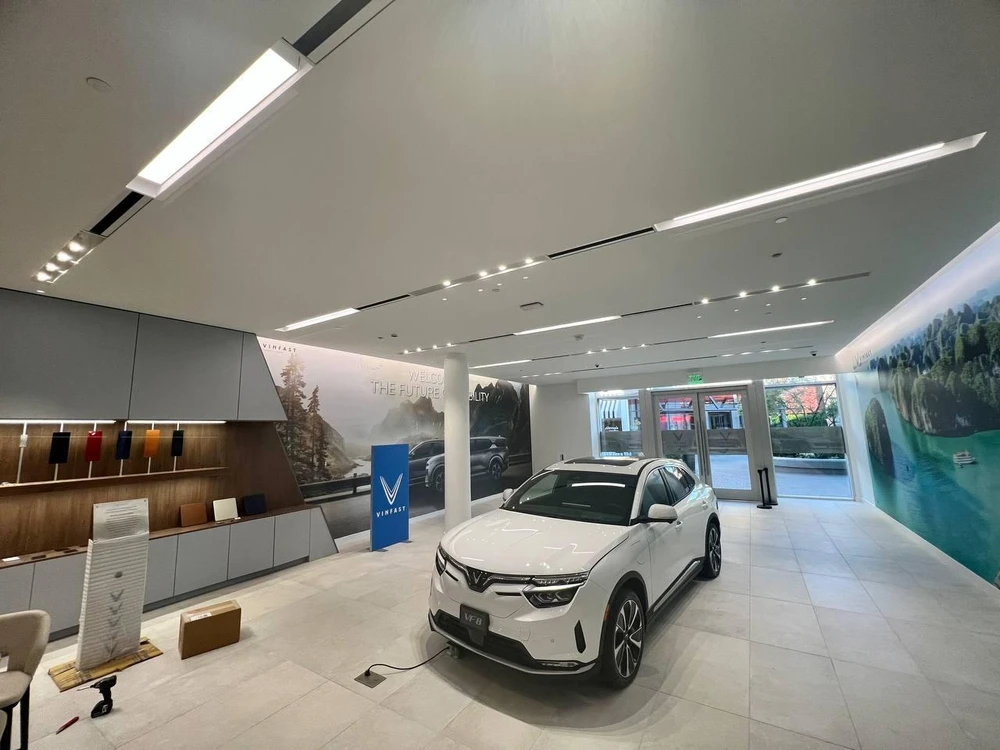 Cửa hàng VinFast San Diego UTC nằm trong khu Trung tâm Thương mại Westfield UTC, một trong những trung tâm mua sắm sầm uất nhất của thành phố San Diego, gần showroom của Tesla, Lucid cũng có diện tích hơn 300m2.