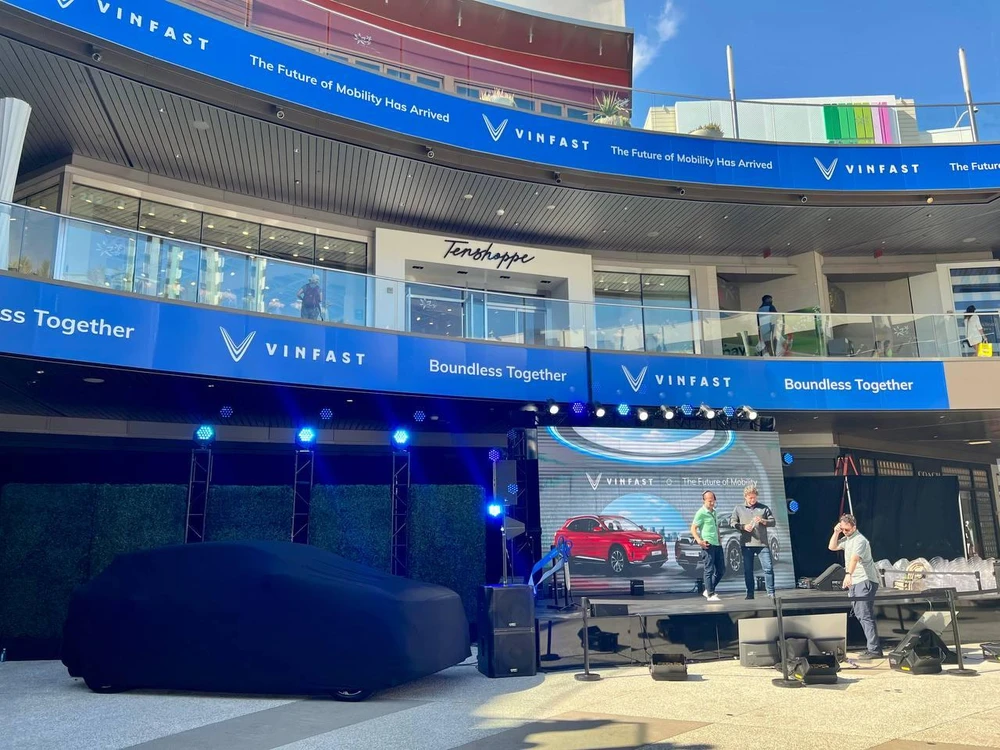 Sự kiện khai trương VinFast Store tại Santa Monica sẽ có sự tham gia biểu diễn của hoạ sĩ ký hoạ nổi tiếng thế giới Revel và ca sĩ AleXa.