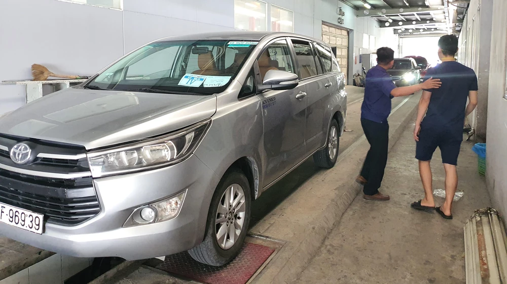 Từ 1-8, lệ phí cấp giấy chứng nhận kiểm định sẽ được giảm 10.000 đồng so với quy định cũ. Ảnh: TN