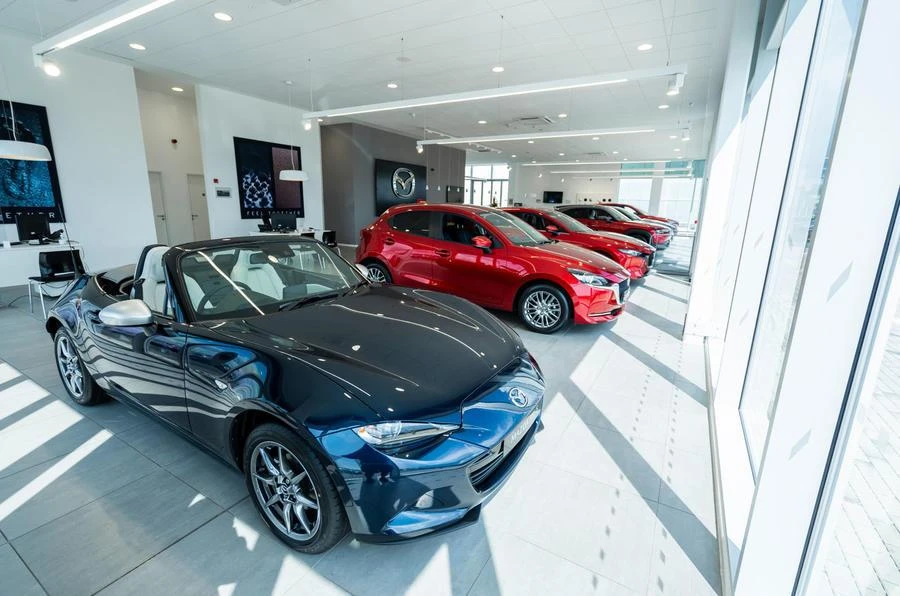 Nhiều người dân ở Anh đang cắt giảm chi phí cho việc mua xe hơi. Ảnh: Autocar