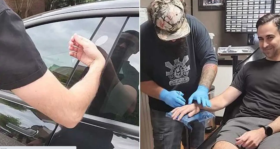 Một người đàn ông gắn chip vào tay để mở cửa xe Tesla Model 3. Ảnh: Motor1