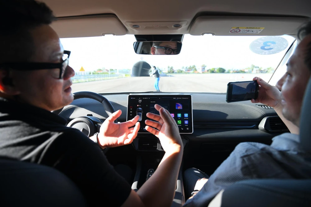 Khoảnh khắc tài xế hoàn toàn không điều khiển nhưng VF 8 với công nghệ hỗ trợ lái xe nâng cao (ADAS) vẫn xử lí an toàn và dừng xe khi bất ngờ gặp chướng ngại vật.