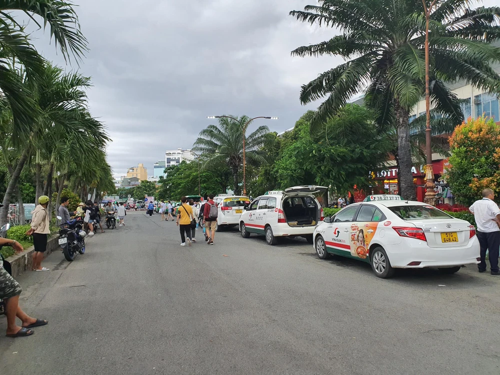 Lực lượng taxi chờ sẵn để phục vụ nhu cầu đi lại của hành khách. Ảnh: THY NHUNG Lực lượng taxi chờ sẵn để phục vụ nhu cầu đi lại của hành khách. Ảnh: THY NHUNG