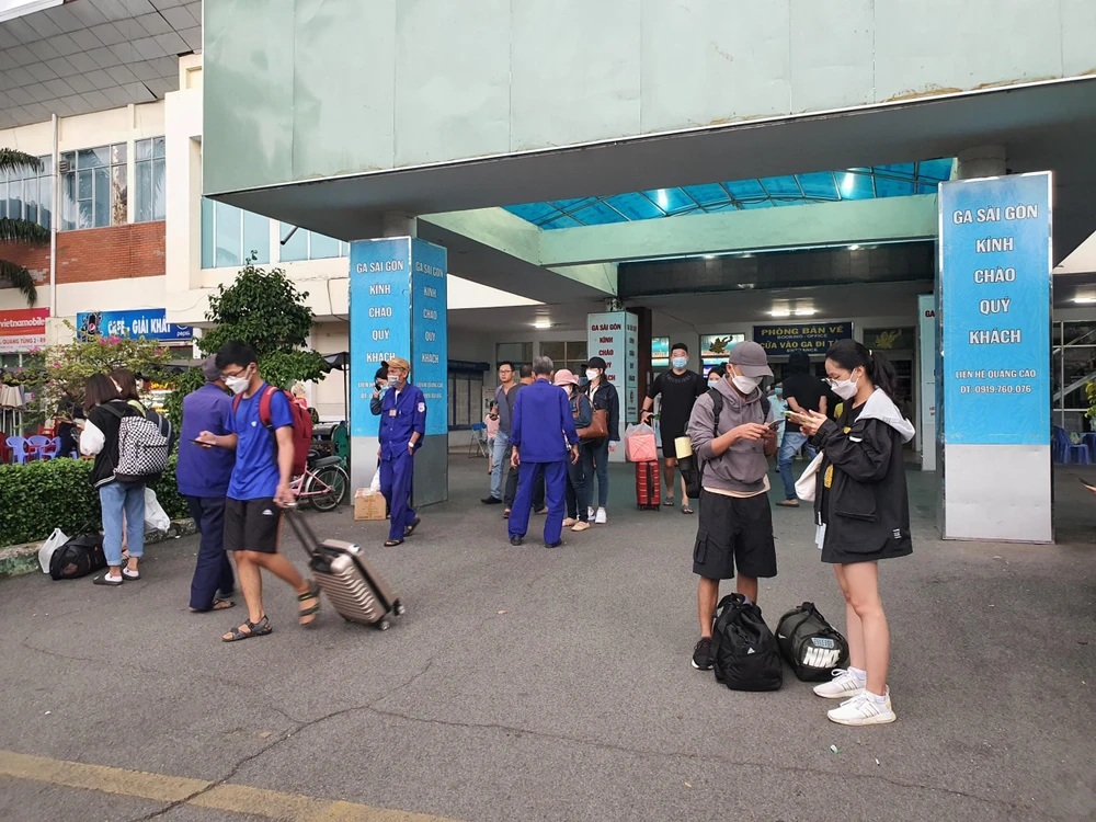 Nhiều bạn sinh viên cũng đang đón xe công nghệ để trở về nhà, phòng trọ. Ảnh: THY NHUNG Nhiều bạn sinh viên cũng đang đón xe công nghệ để trở về nhà, phòng trọ. Ảnh: THY NHUNG