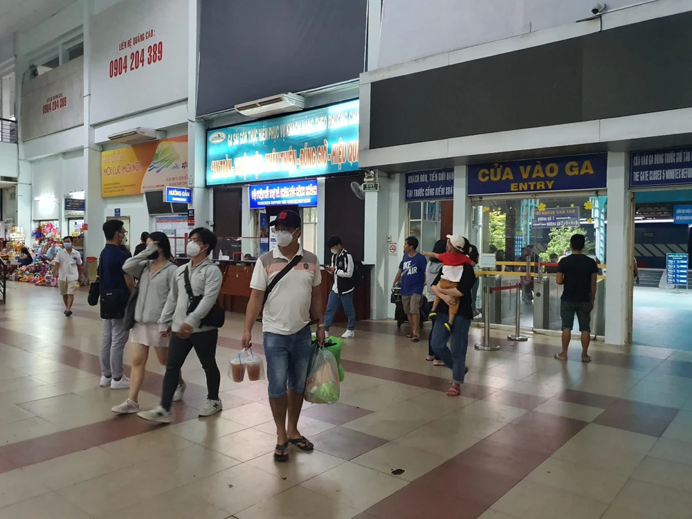 Nhiều hành khách với nhiều hành lý sau kỳ nghỉ lễ. Ảnh: THY NHUNG Nhiều hành khách với nhiều hành lý sau kỳ nghỉ lễ. Ảnh: THY NHUNG