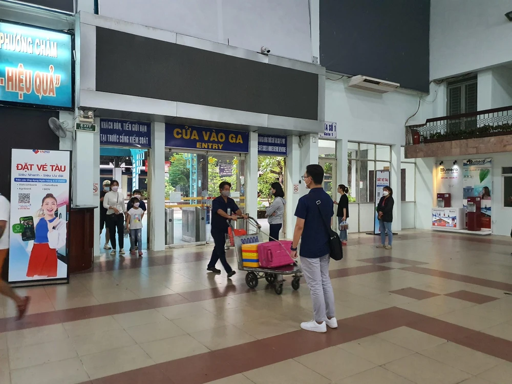 Nhân viên tại ga Sài Gòn hỗ trợ vận chuyển hành lý cho hành khách. Ảnh: THY NHUNG Nhân viên tại ga Sài Gòn hỗ trợ vận chuyển hành lý cho hành khách. Ảnh: THY NHUNG