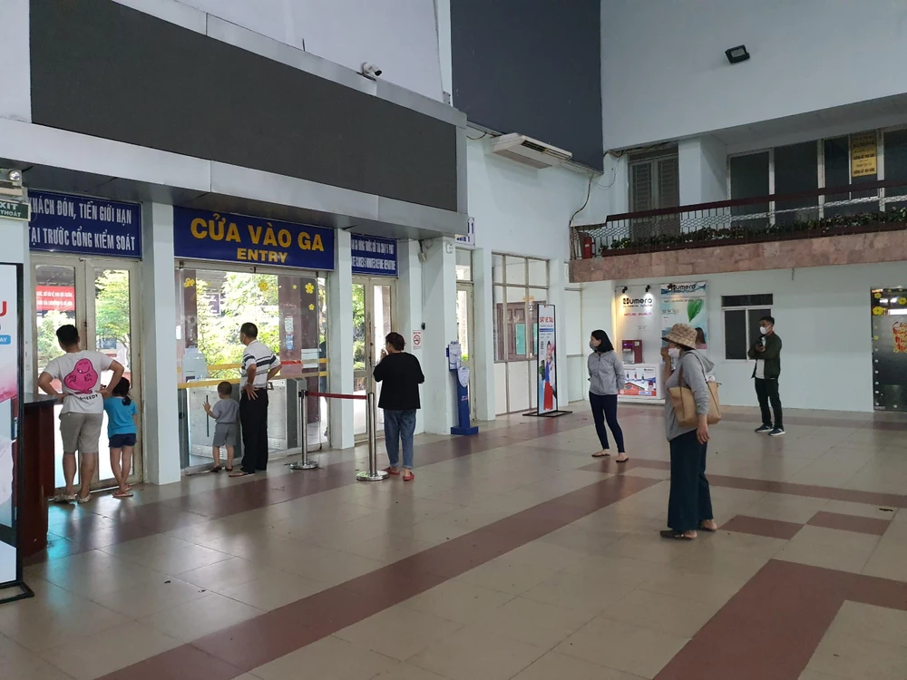 Một số người thân đến từ sớm đến đón gia đình quay trở lại TP. Ảnh: THY NHUNG Một số người thân đến từ sớm đến đón gia đình quay trở lại TP. Ảnh: THY NHUNG