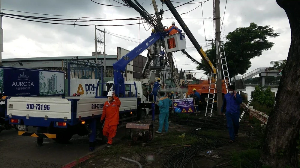 Lực lượng chức năng đã đến xử lý sự cố. Ảnh: NGUYỄN YÊN