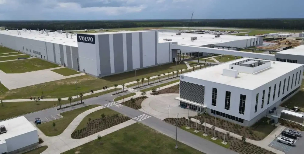 Nhằm đảm bảo an toàn cho nhân viên, loạt nhà sản xuất ô tô phải đóng cửa nhà máy tạm thời do bão. Ảnh: Motor1 Nhằm đảm bảo an toàn cho nhân viên, loạt nhà sản xuất ô tô phải đóng cửa nhà máy tạm thời do bão. Ảnh: Motor1