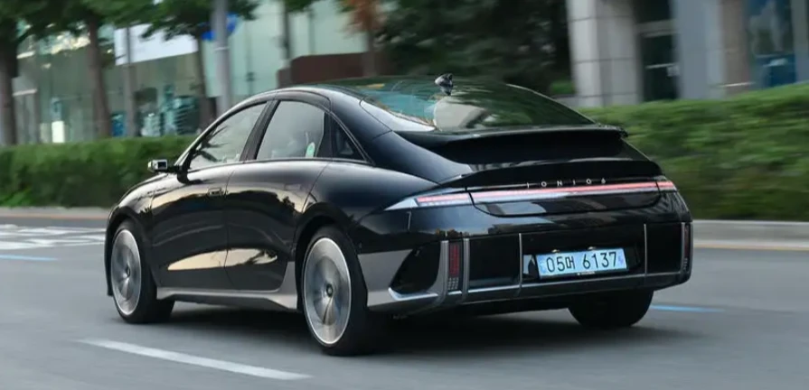 Nhìn vẻ bên ngoài, Ioniq 6 có thiết kế bắt mắt hơn Ioniq 5. Ảnh: Autocar