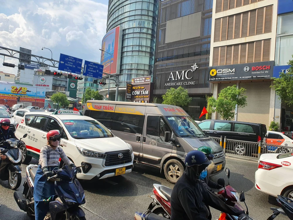 Lái xe đường dài dễ khiến cho các bác tài có cảm giác buồn ngủ. Ảnh: TN