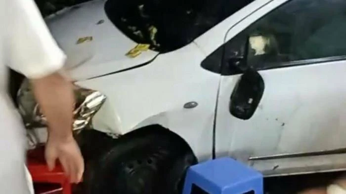 Hình ảnh chiếc ô tô lao vào đám tang bên đường. Ảnh: MXH