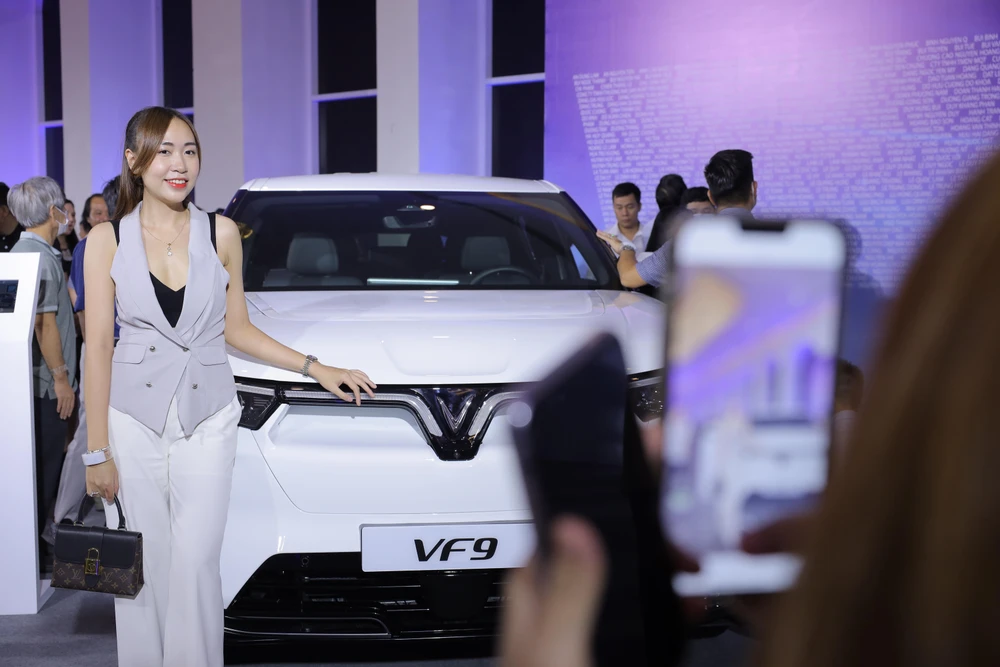 Tại sự kiện, các thành viên sẽ được tận mục sở thị 3 dòng xe ô tô điện của VinFast là VF 9, VF 8, VF e34 và được trải nghiệm những ứng dụng công nghệ mới nhất trên các dòng xe điện.