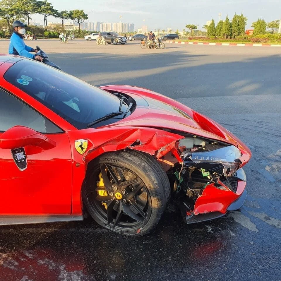 Chiếc siêu xe bị hư hỏng nặng phần đầu. Ảnh: MXH