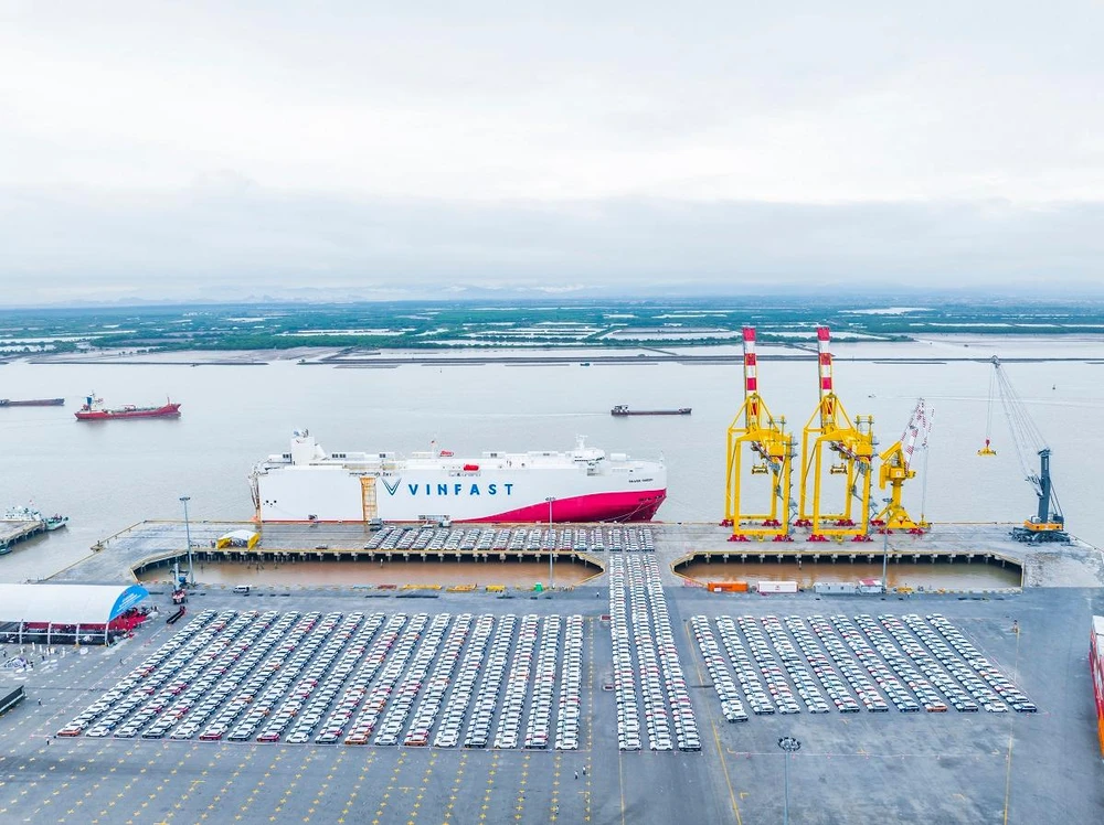 VinFast đã tổ chức lễ xuất khẩu lô ô tô điện thông minh đầu tiên, gồm 999 chiếc VF 8 ra thị trường quốc tế.