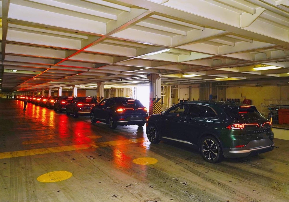 Các xe VinFast VF 8 xuất khẩu đều được dán lớp film bảo vệ theo đúng quy chuẩn vận tải quốc tế.