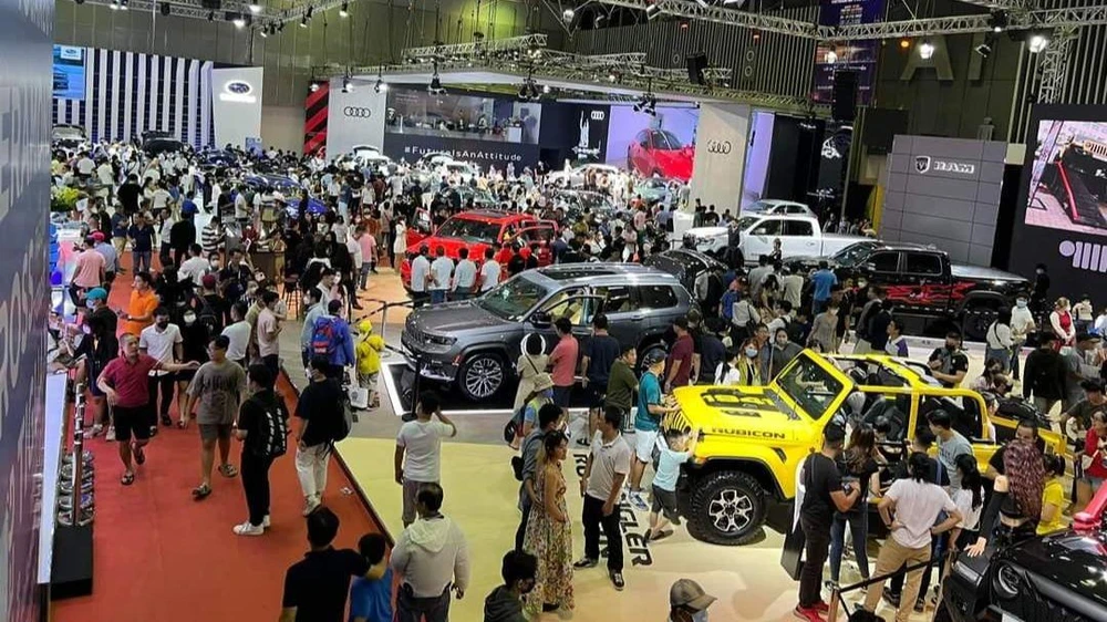 Người dân "khó" mua ô tô dịp cuối năm do lãi suất ngân hàng cao.