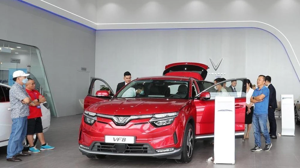 Mẫu xe VF 8 gây ấn tượng với người dân Gia Lai và các tỉnh lân cận có mặt tại showroom.