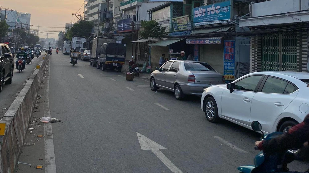 Một số tài xế đi từ 3 giờ sáng để được kiểm định sớm. Ảnh: NGUYỄN THẮNG