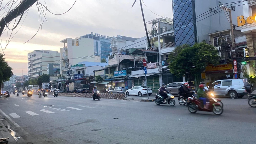 Hàng xe đứng xếp hàng từ 5 giờ sáng. Ảnh: NGUYỄN THẮNG