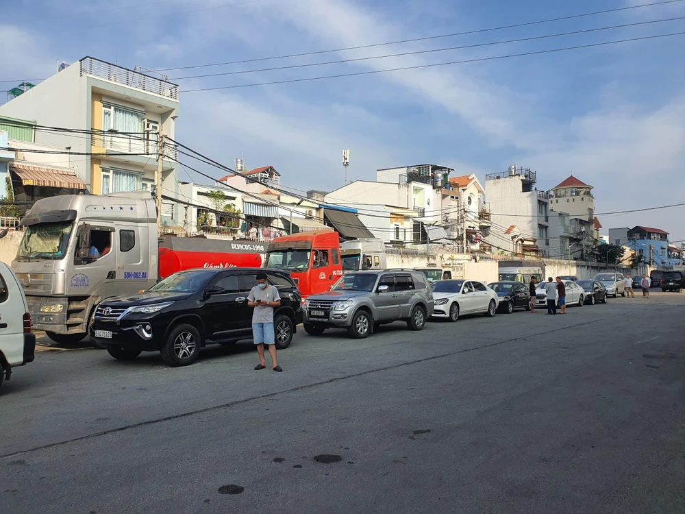 Xe xếp hàng dài từ trong trung tâm đến ngoài đường Huỳnh Tấn Phát. Ảnh: THY NHUNG