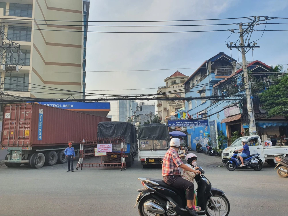 Số lượng xe đến kiểm định quá đông nên nhân viên bảo vệ phải thông báo tạm ngưng nhận hồ sơ. Ảnh: THY NHUNG