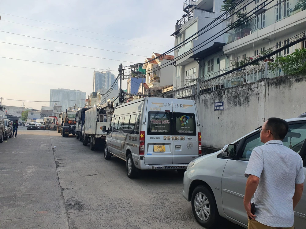 Hàng dài xe đến kiểm định từ sáng sớm. Ảnh: THY NHUNG