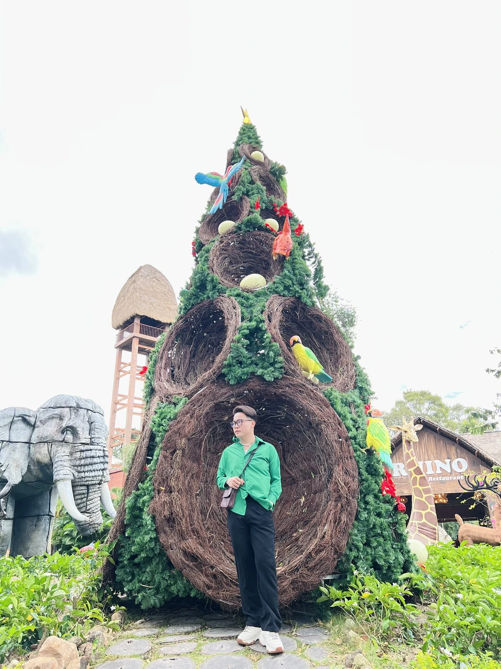 Tại Vinpearl Safari Phú Quốc, cây thông Noel lấy cảm hứng từ hệ sinh thái xanh.