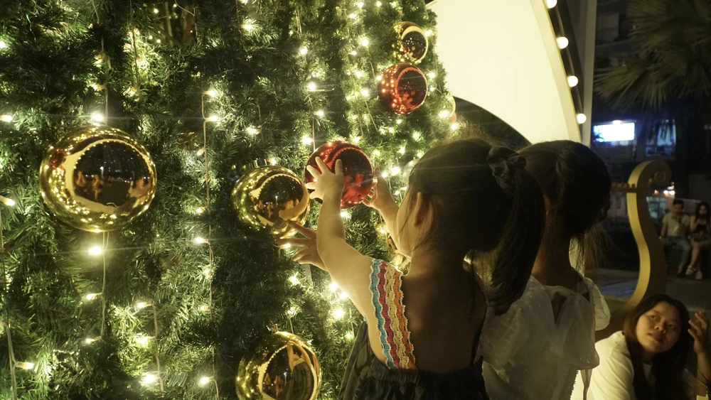 Các bạn nhỏ cũng rất thích thú với cây thông cao lớn tại Landmark 81.