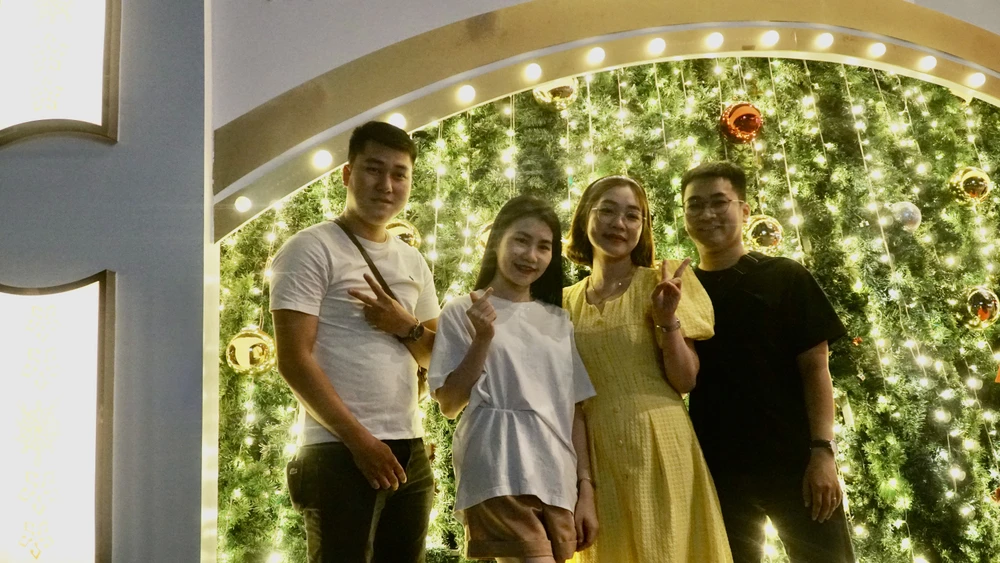 Cây thông cao vút tại Landmark 81 được nhiều bạn trẻ check in.