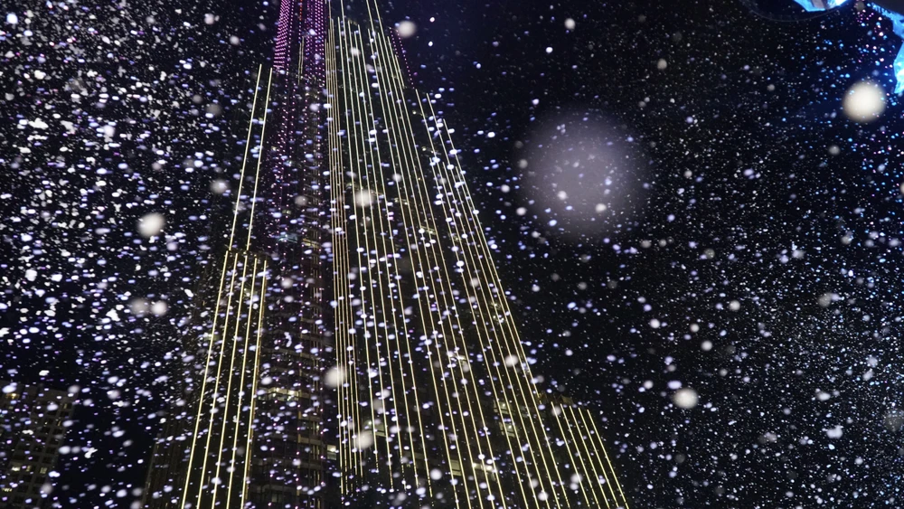 Tại đây, người dân còn được chiêm ngưỡng màn "tuyết trắng" bên cạnh toà nhà cao 81 tầng.