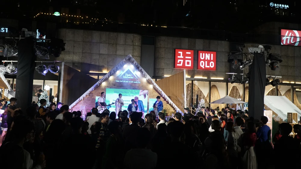 Xung quanh khu vực Landmark 81 còn có nhiều chương trình chào đón nhiều người đến xem.