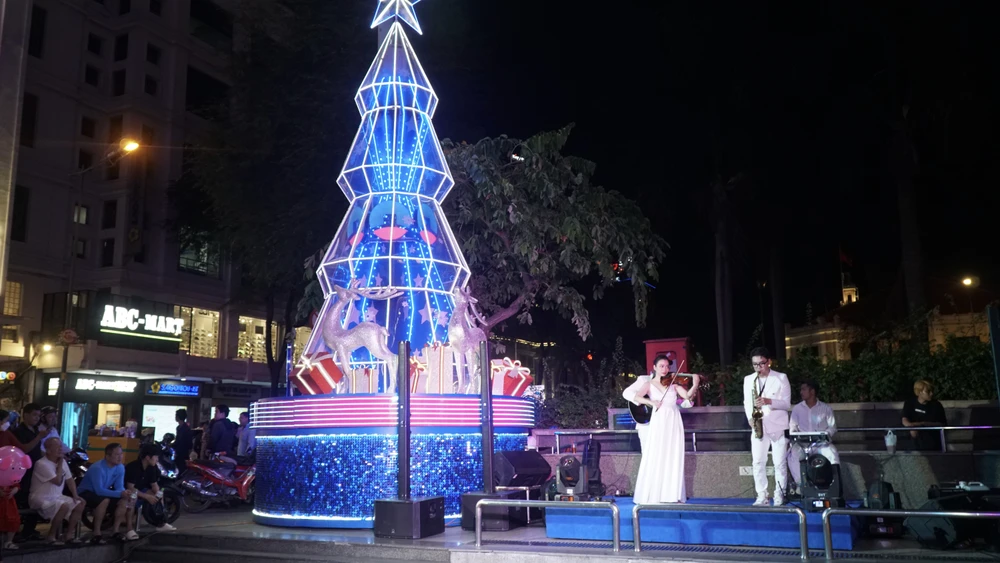 Một chương trình ca nhạc ngoài trời thu hút người xem bên cây thông Noel rực rỡ tại Vincom Đồng Khởi.