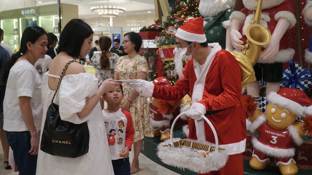 Ông già Noel thân thiện tại Trung tâm Thương mại Takashimaya.