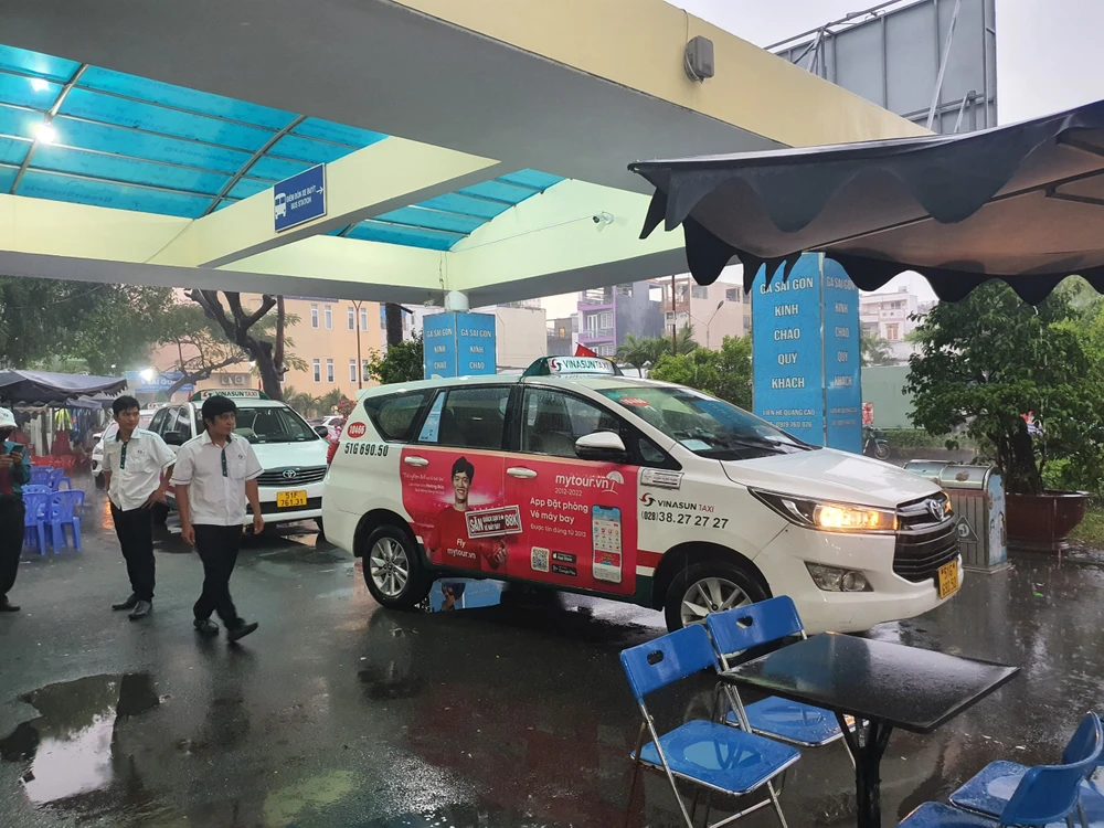 Các hãng taxi xếp hàng đón khách.