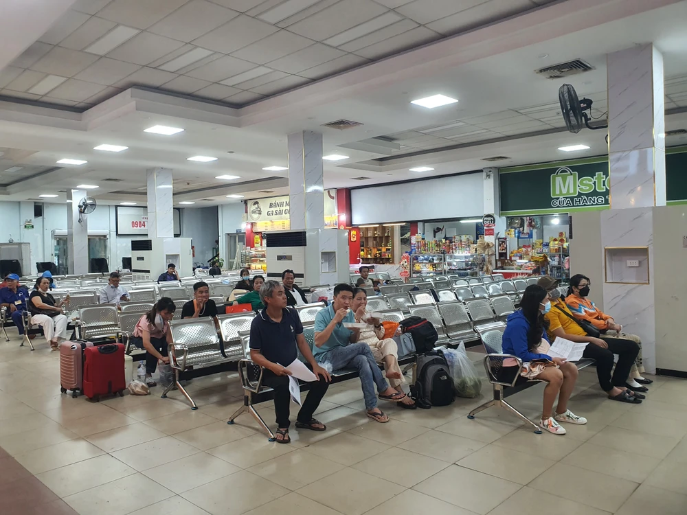 Một số hành khách đã đến sớm để đi chuyến tàu SE4 lúc 19 giờ.