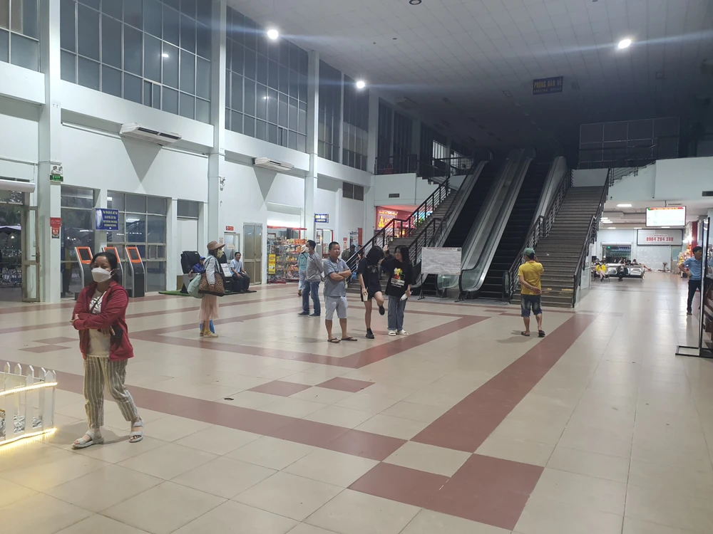 Tàu chưa về đến ga nhưng đã có khá nhiều người chờ đón người thân của mình quay trở lại TP.