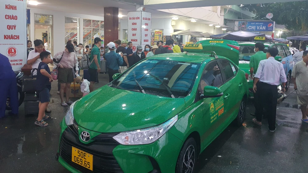 Tại đây cũng có nhân viên điều khiển các hãng taxi để giữ trật tự an ninh.
