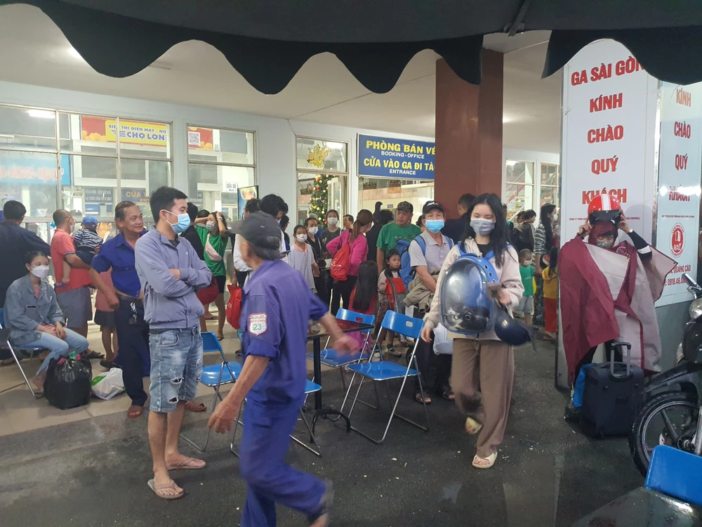 Người dân quay trở lại TP.HCM sau kỳ nghỉ tết Dương lịch.