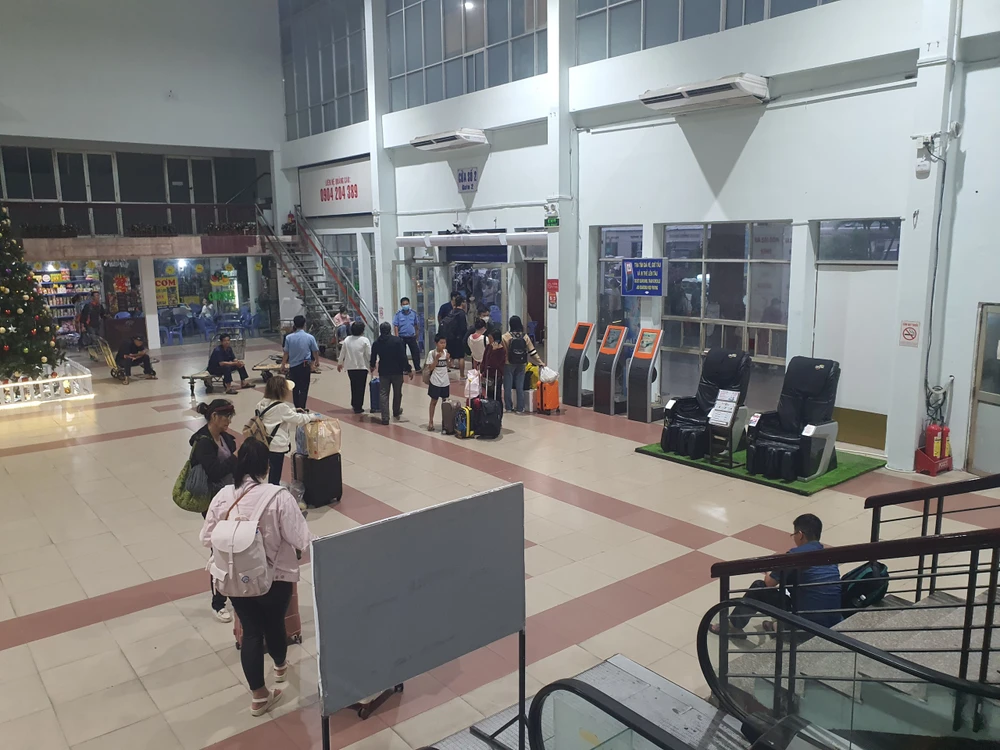 Một số hành khách chờ bên trong ga vì cơn mưa bất ngờ đầu năm mới.