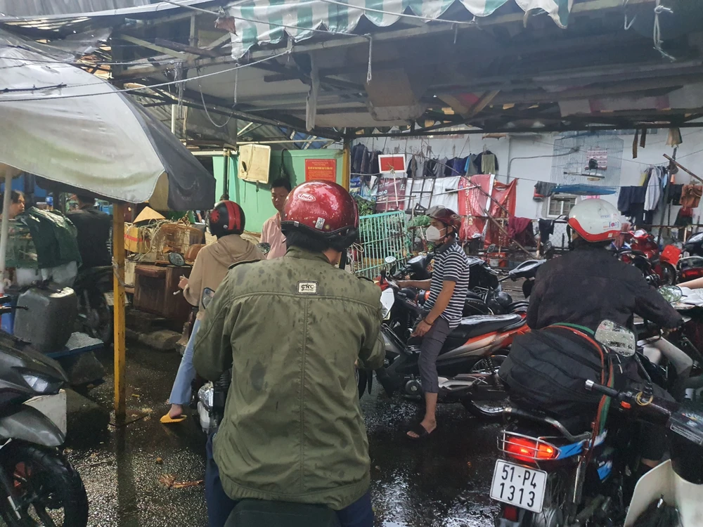 Một số hành khách lựa chọn việc gửi xe máy tại bãi xe của ga Sài Gòn thay vì đi taxi hay xe công nghệ.